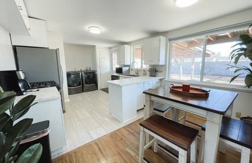 Murray Haus | Brooklyn's Cozy Rambler: Modern Comfort in a Prime Location