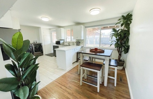 Murray Haus | Brooklyn's Cozy Rambler: Modern Comfort in a Prime Location