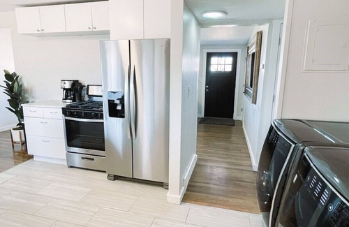 Murray Haus | Brooklyn's Cozy Rambler: Modern Comfort in a Prime Location