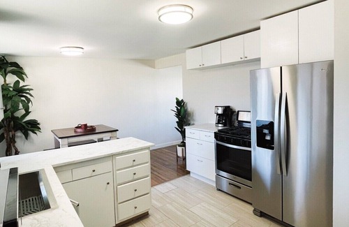 Murray Haus | Brooklyn's Cozy Rambler: Modern Comfort in a Prime Location