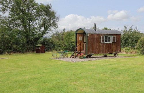 Llanfihangel Tal-y-llyn Hütte | BROWN HARE SHEPHERDS HUT, pet friendly, with open fire in Llangorse