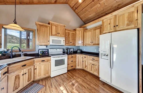 Panguitch Kabine | Bryce Canyon Retreat, Awesome Paunsaugaunt cabin - Incredible views on private l