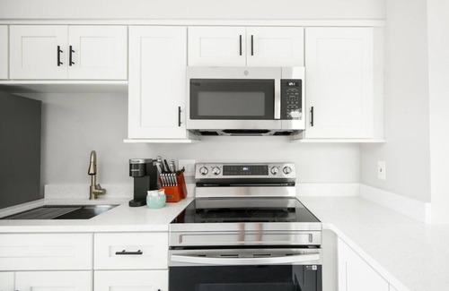 Pine Castle Haus | Buchanon Bungalows Palm Suite