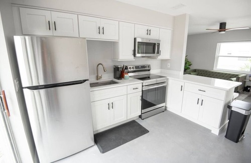 Pine Castle Haus | Buchanon Bungalows Palm Suite