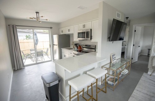 Pine Castle Haus | Buchanon Bungalows Palm Suite