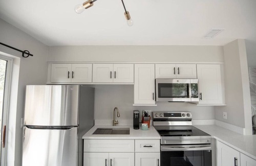 Pine Castle Haus | Buchanon Bungalows Palm Suite