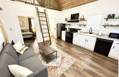 Albertville Kabine | Buck Tiny Luxury Cabin on Lake with Arcade