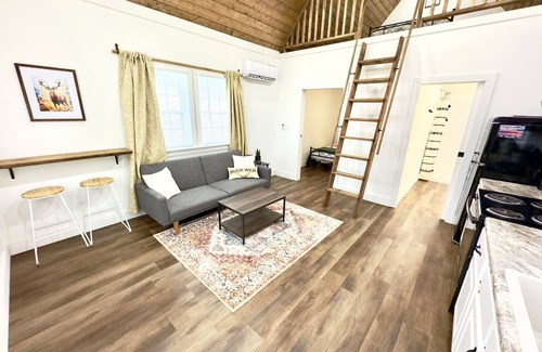 Albertville Kabine | Buck Tiny Luxury Cabin on Lake with Arcade