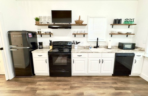 Albertville Kabine | Buck Tiny Luxury Cabin on Lake with Arcade