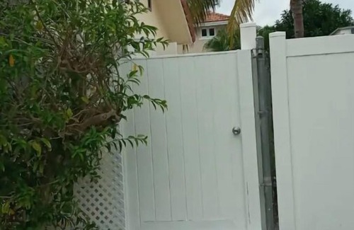 Nassau Haus | Budget friendly accommodation/Nassau 4 Solo Travelers only. Please read all TKS.