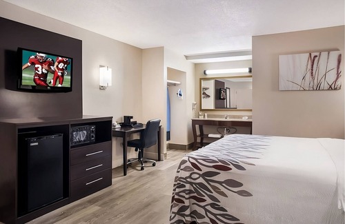 Tupelo Hotel | Budget-friendly Accommodation! Outdoor Pool, Pets Allowed, Near Tupelo Zoo