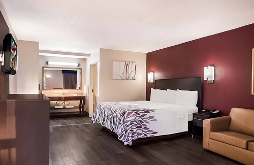 Tupelo Hotel | Budget-friendly Accommodation! Outdoor Pool, Pets Allowed, Near Tupelo Zoo