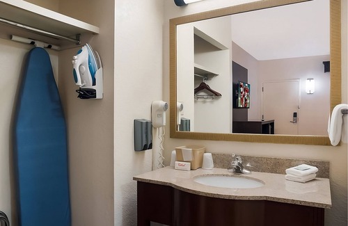 Tupelo Hotel | Budget-friendly Accommodation! Outdoor Pool, Pets Allowed, Near Tupelo Zoo