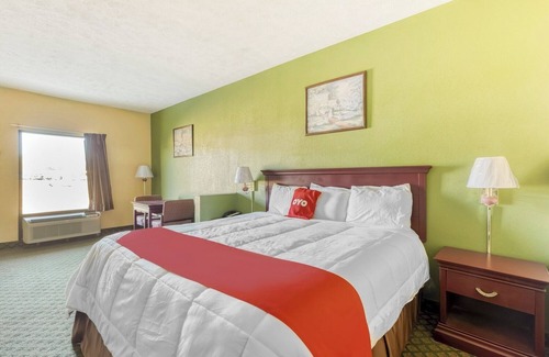 Grenada Hotel | Budget Stop in Grenada w/Nearby Dining, King Bed & Pet-Friendly Stay