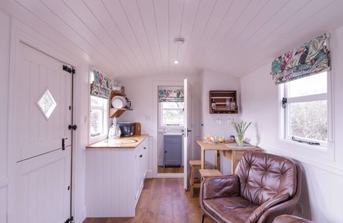 Whepstead Hütte | BUMBLE'S RETREAT, pet friendly, with a garden in Bury St Edmunds