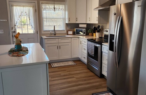 Frederica Haus | Bungalow by the Bay. Minutes to DE Turf Fields. 30 minutes to resort beaches.