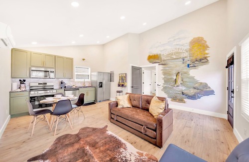 Bluff City Haus | Bungalow /Hot tub /ping pong /Putt putt /corn hole /Jenga /connect 4/Checkers