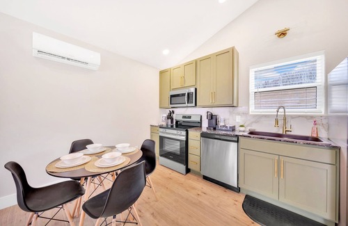 Bluff City Haus | Bungalow /Hot tub /ping pong /Putt putt /corn hole /Jenga /connect 4/Checkers