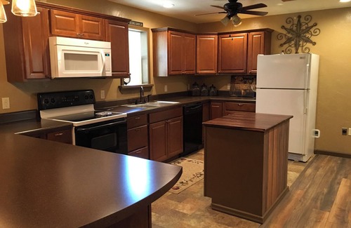 Drury Haus | Bunkhouse in the Ozarks with access to Creek Pavilion and close to Rockbridge