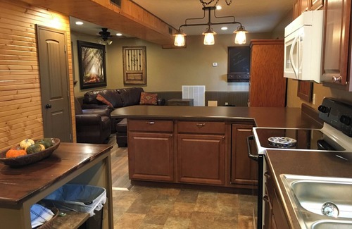 Drury Haus | Bunkhouse in the Ozarks with access to Creek Pavilion and close to Rockbridge