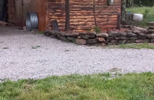 Elkland Kabine | Bunkhouse with AC at B Berry Farms & Co in Elkland, Mo