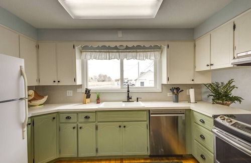 Burley Haus | Burley Home w/ Playground - 1 Mi to Golf Course!