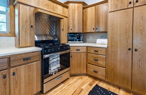 Middlebury Haus | `Burning Pine Inn' Farm House in Amish country.