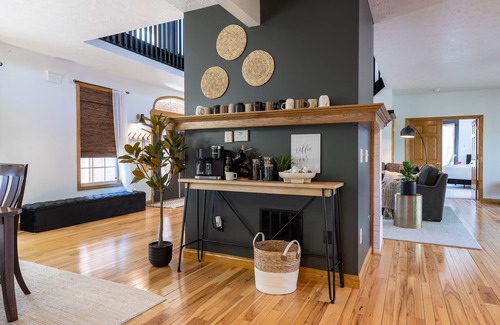 Middlebury Haus | `Burning Pine Inn' Farm House in Amish country.