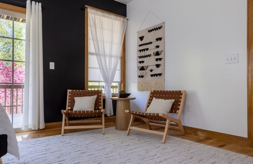 Middlebury Haus | `Burning Pine Inn' Farm House in Amish country.