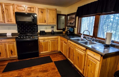 Farmington Kabine | Gemütliche, rustikale Hütte mit Whirlpool, nur wenige Minuten vom Ohiopyle State Park entfernt!