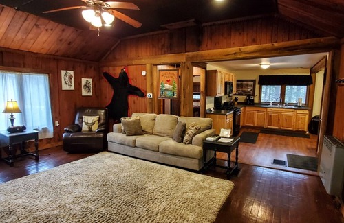 Farmington Kabine | Gemütliche, rustikale Hütte mit Whirlpool, nur wenige Minuten vom Ohiopyle State Park entfernt!