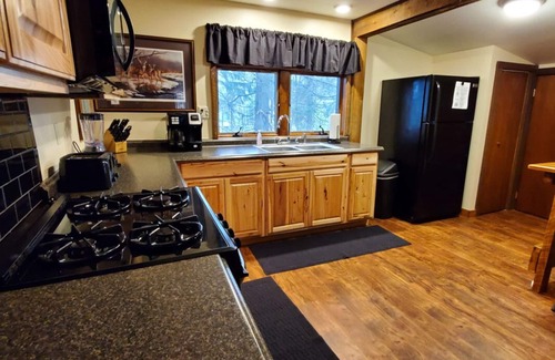 Farmington Kabine | Gemütliche, rustikale Hütte mit Whirlpool, nur wenige Minuten vom Ohiopyle State Park entfernt!