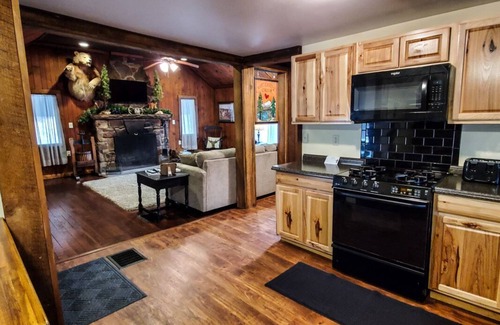 Farmington Kabine | Gemütliche, rustikale Hütte mit Whirlpool, nur wenige Minuten vom Ohiopyle State Park entfernt!