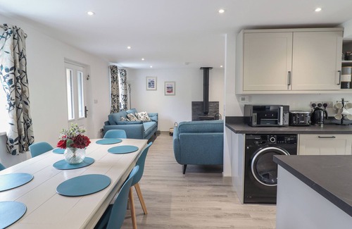 Dinas Mawddwy Hütte | BWTHYN CAMLAN, family friendly, with hot tub in Dinas Mawddwy