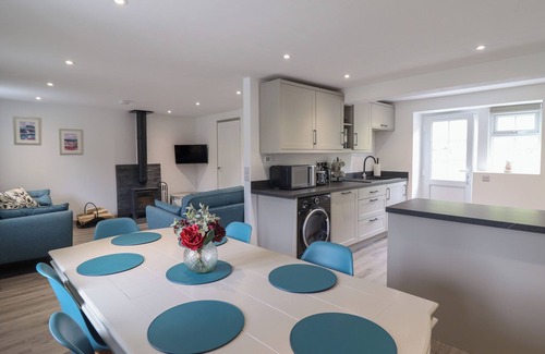 Dinas Mawddwy Hütte | BWTHYN CAMLAN, family friendly, with hot tub in Dinas Mawddwy