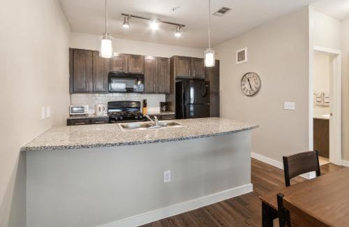 Willowbrook Wohnung | C Creek 8302 I New Construction 2bd Apt I Gated