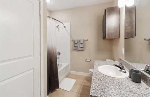 Willowbrook Wohnung | C Creek 8302 I New Construction 2bd Apt I Gated