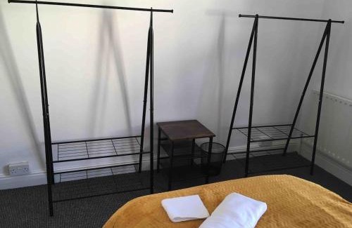 Cannock Wohnung | C Spacious 5 Bed - Pkg WiFi Long Stays