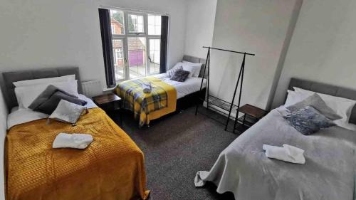 Cannock Wohnung | C Spacious 5 Bed - Pkg WiFi Long Stays