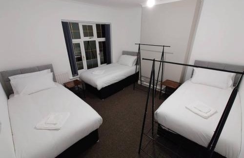 Cannock Wohnung | C Spacious 5 Bed - Pkg WiFi Long Stays