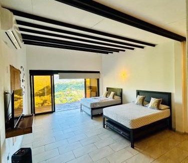 Sopetran Haus | Cabaña Cedro Amarillo - moderna con jacuzzi en Sopetran, cerca de Medellín