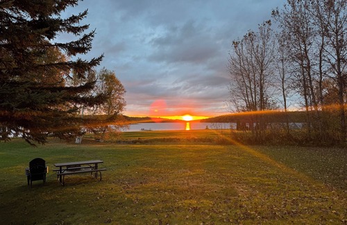 Eagle Lake Kabine | Cabin 1: Renovated Lakefront Retreat: Sleeps 10 BBQ Kayaks Firepit Private Dock