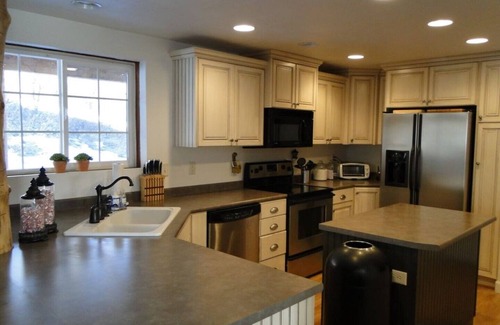 Kamas Kabine | Cabin, 4 Bedrooms + Loft, 4.5 Baths, (Sleeps 8-12) Mountain views with trails