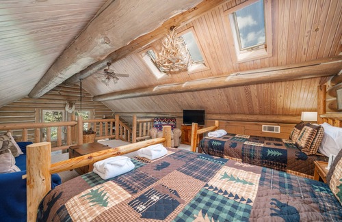 Bixby Haus | Cabin and Cottage on 140 Gated Acres | Stocked Lakes, Firepit, Playground, Hike