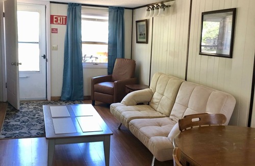 Hot Springs Kabine | Cabin by lake, pet friendly, quiet