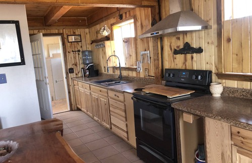 Snowflake Kabine | Cabin by the pond