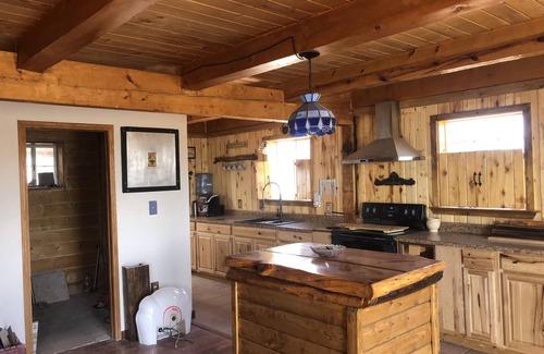 Snowflake Kabine | Cabin by the pond