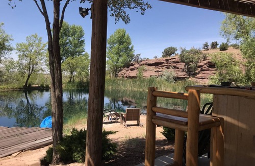 Snowflake Kabine | Cabin by the pond