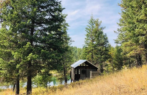 Kalispell Kabine | Cabin in the trees on a private pond with WiFi