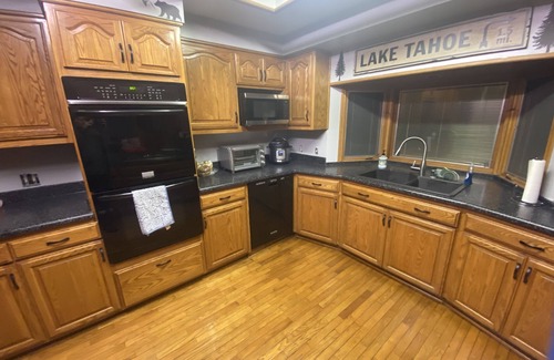 Round Hill Village Kabine | Cabin in Zephyr Cove; close to lake and slopes, hot tub and kayaks